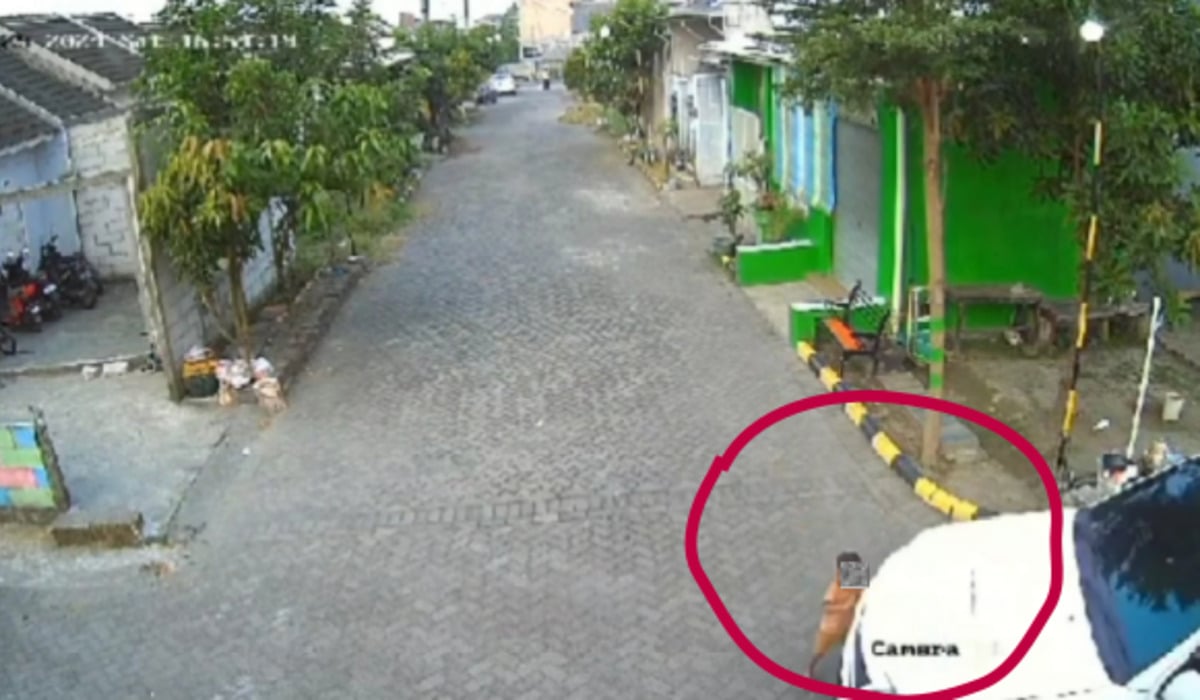 Kamera CCTV memperlihatkan peristiwa balita tertabrak Fortuner di Sidoarjo.