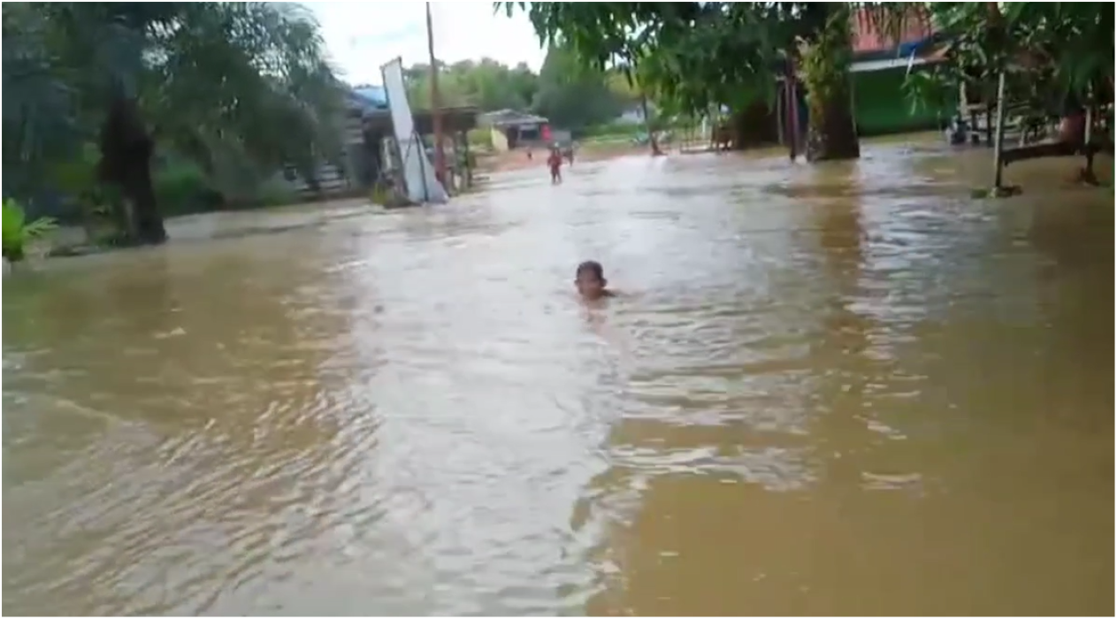 Kondisi banjir di Melawi.
