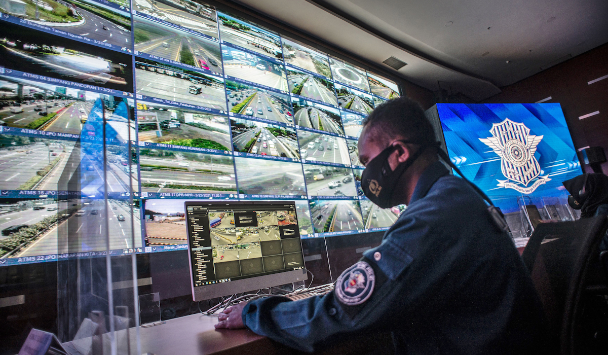 Petugas NTMC Korlantas Polri mengamati pergerakan arus lalu lintas untuk mengawasi pelanggaran lalu lintas, termasuk pelat nomor palsu Antar