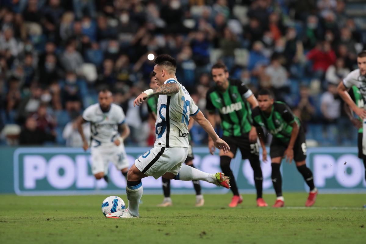 Striker Inter Milan, Lautaro Martinerz sedang melakukan tendangan penalti ke gawang Sassuolo