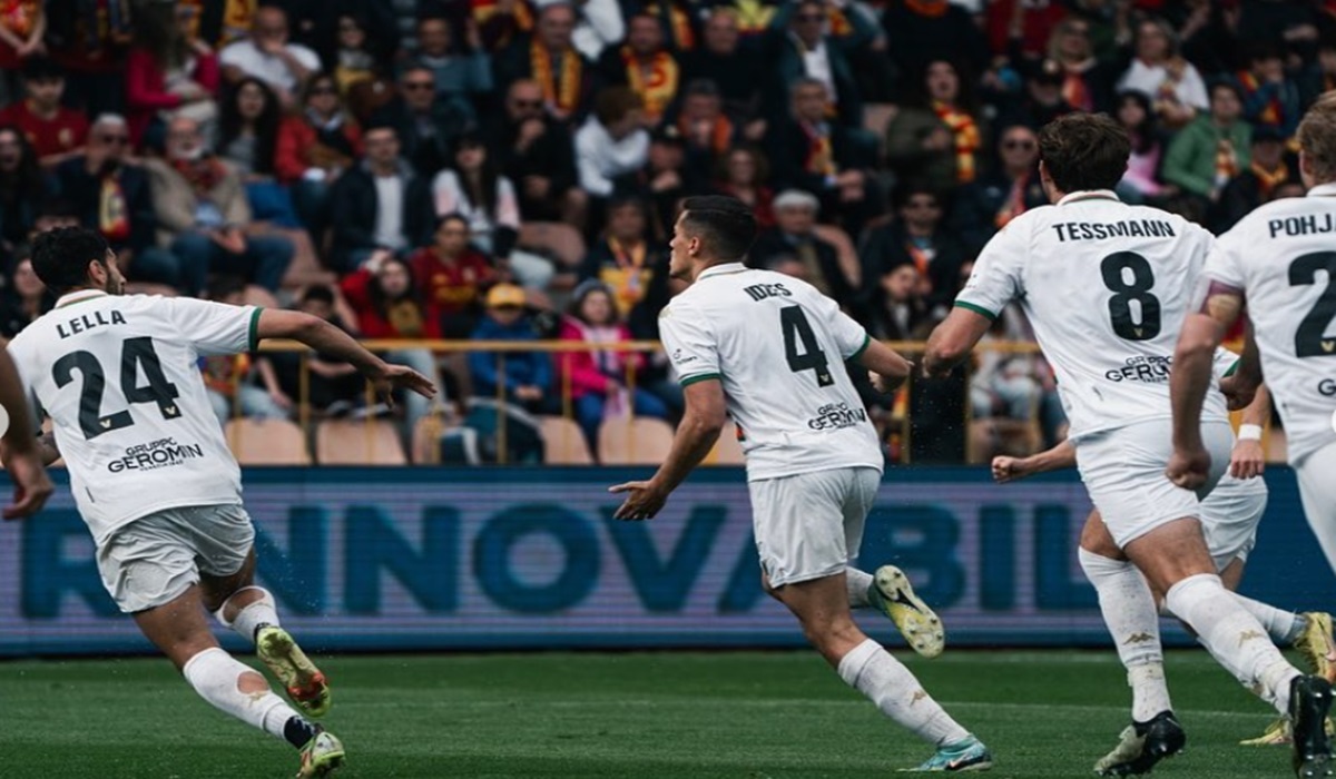 Para pemain Venezia melakukan selebrasi.