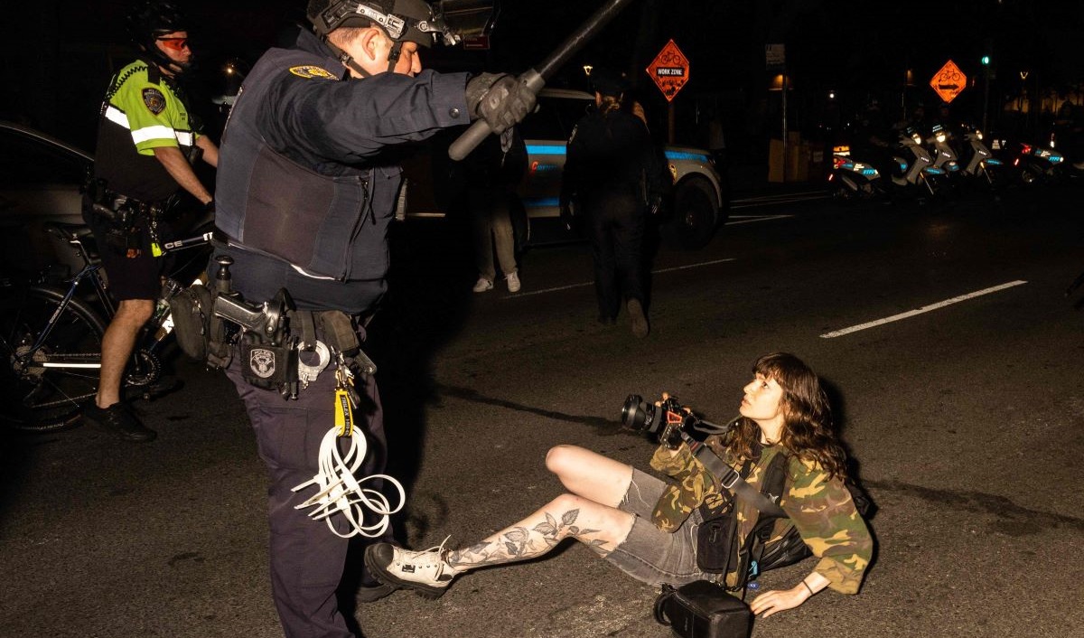 Polisi Kota New York menangkap Olga Fedorova, seorang anggota media yang dipercaya oleh negara, di antara para demonstran pro Palestina.