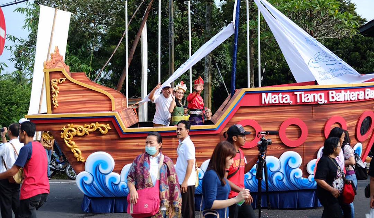 Umat Buddha melakukan kirab dari Candi Mendhut ke Candi Borobudur dalam rangkaian acara Waisak