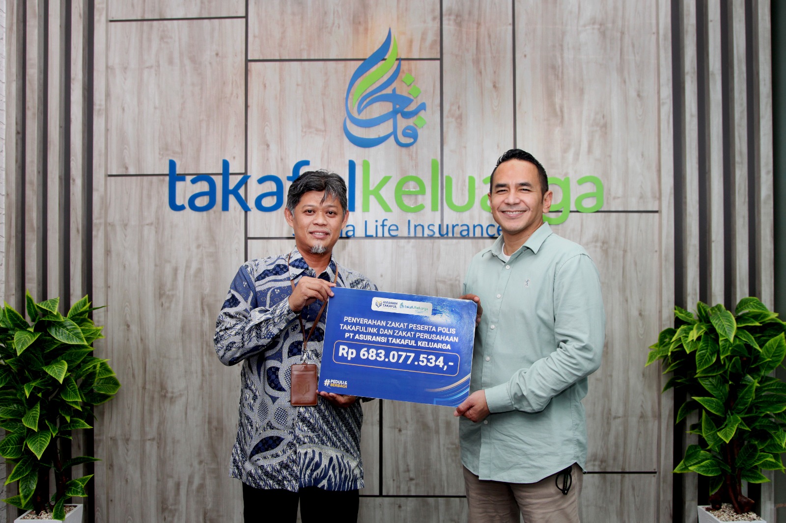 Penyerahan zakat secara simbolis.