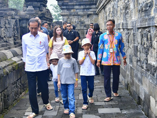 Presiden Jokowi Berlibur ke Candi Borobudur Bersama Keluarga