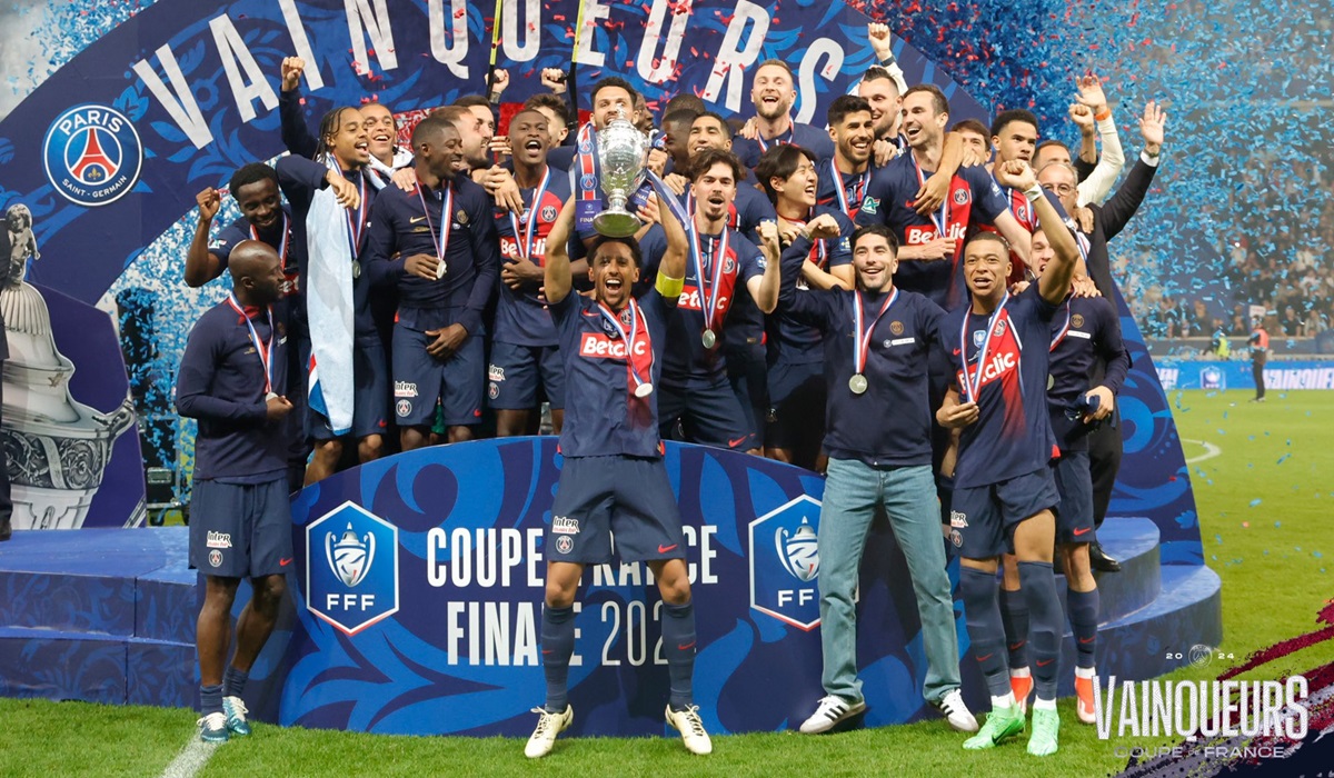 Para pemain PSG melakukan selebrasi usai menjadi juara Coupe de France