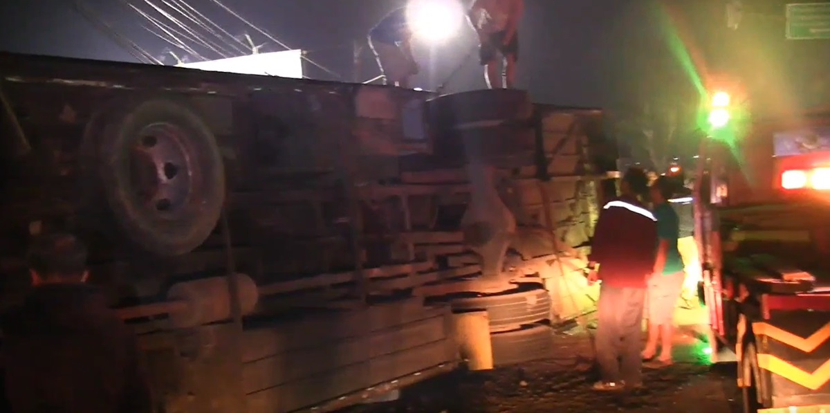 Pemkot Depok, Jawa Barat, telah menyiapkan sejumlah ambulans dan tenaga medis untuk mengevakuasi pelajar SMK.