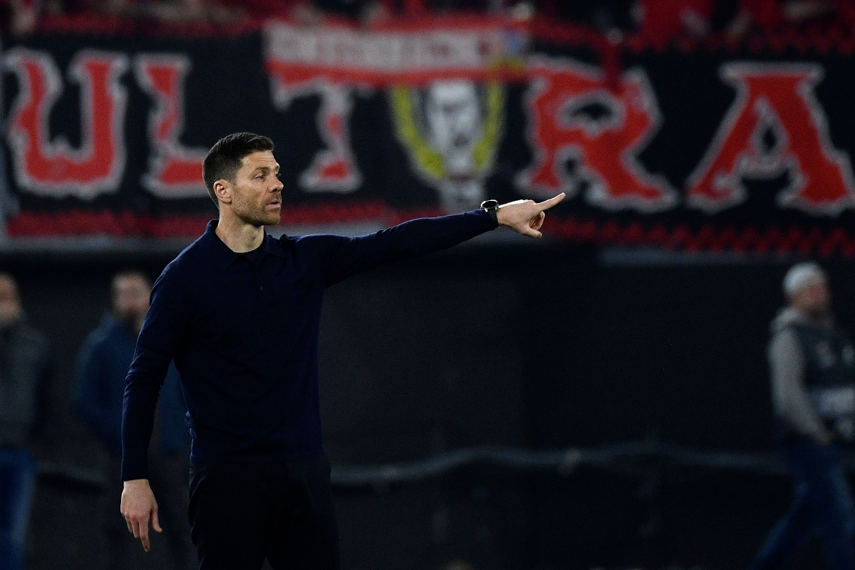 Reaksi pelatih kepala Bayer Leverkusen Spanyol Xabi Alonso selama pertandingan sepak bola leg pertama semifinal Liga Eropa UEFA antara AS Ro