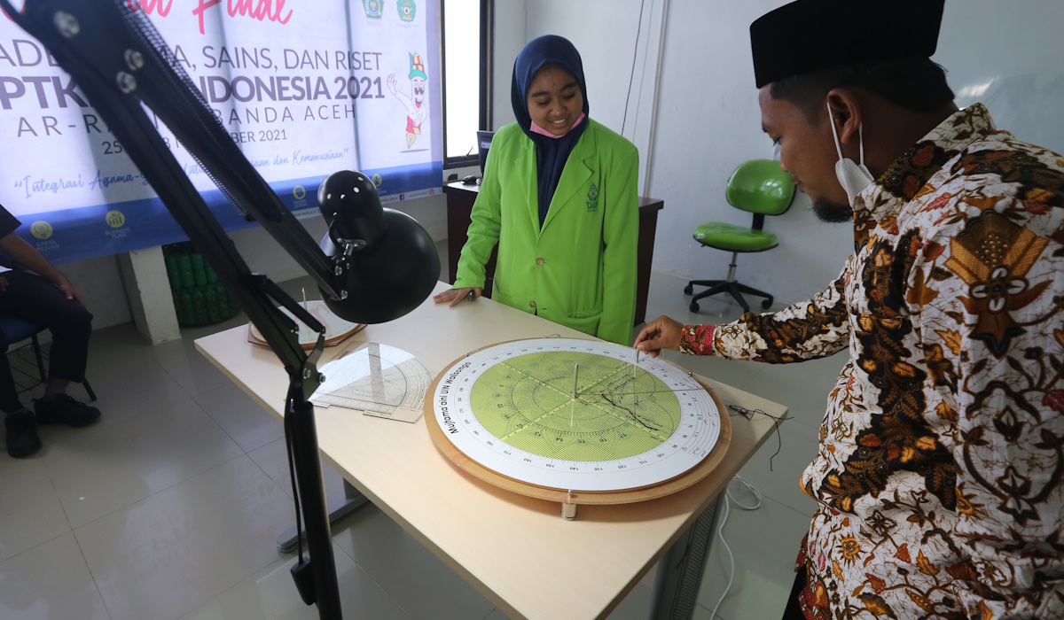 Ilustrasi: peralatan untuk menentukan arah kiblat dan waktu salat