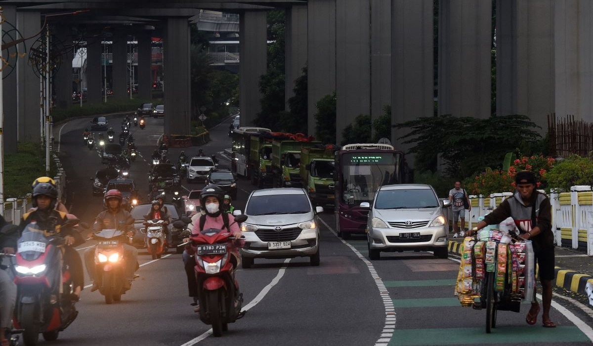 Sejumlah kendaraan melintas di Jalan Rasuna Said, Jakarta, Jumat (3/5/2024).