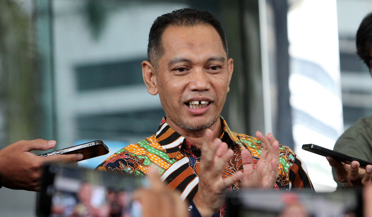 Wakil Ketua KPK Nurul Ghufron menjawab pertanyaan wartawan usai dimintai keterangan dalam sidang etik di gedung KPK, 14 Mei 2024.