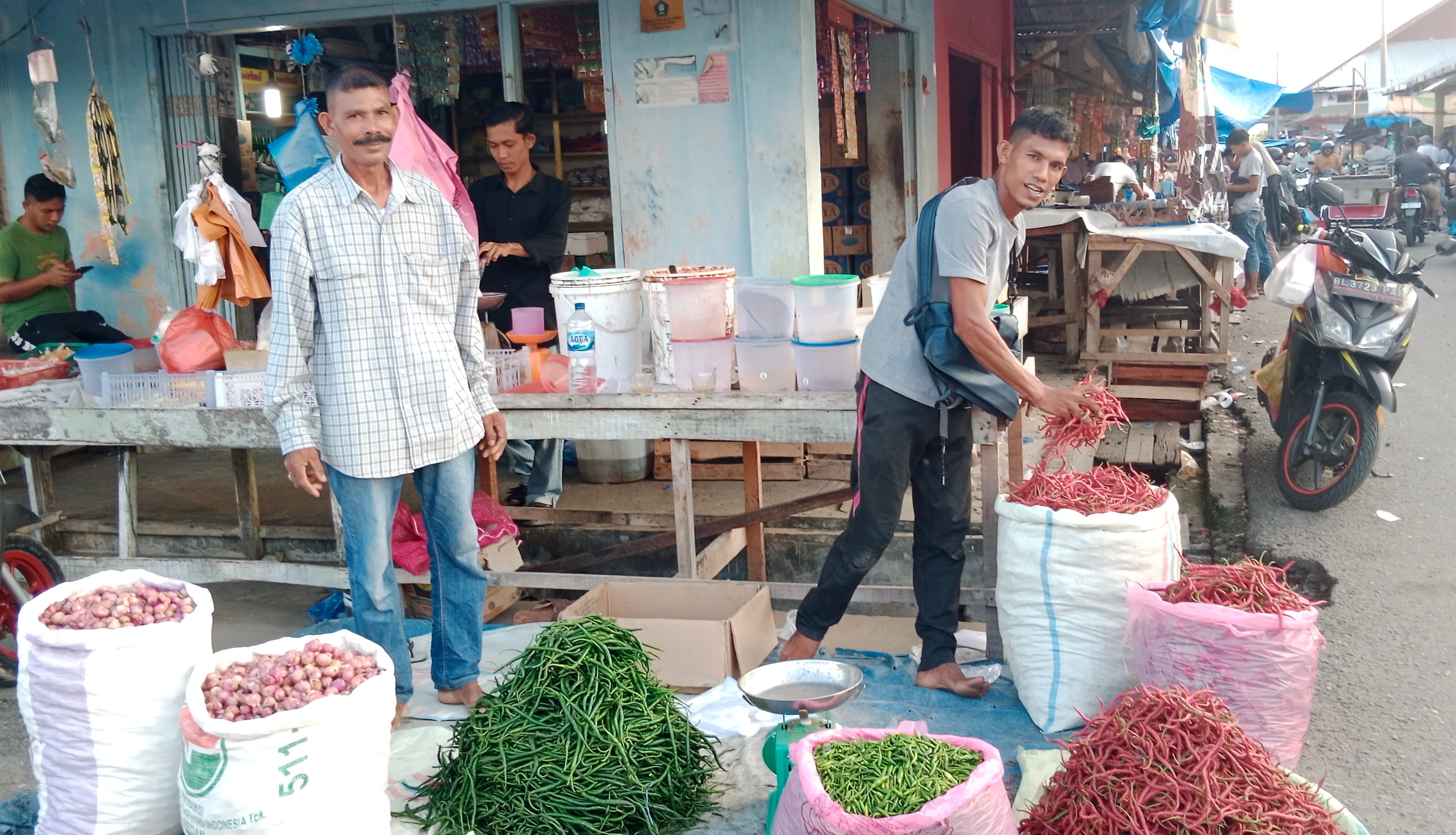 Pedagang cabai tengah menyiapkan dagangannya di pasar tradisional.