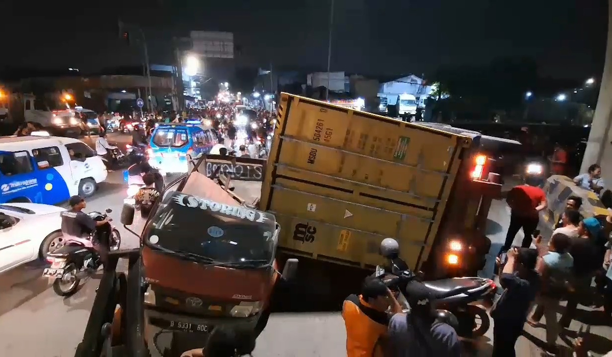 Truk kontainer bermuatan kardus mengalami kecelakaan