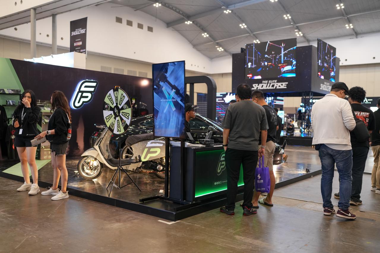 Pengunjung melihat-lihat pameran di The Elite Showcase 2024 di ICE BSD, Tangerang Selatan, Minggu (19/5).
