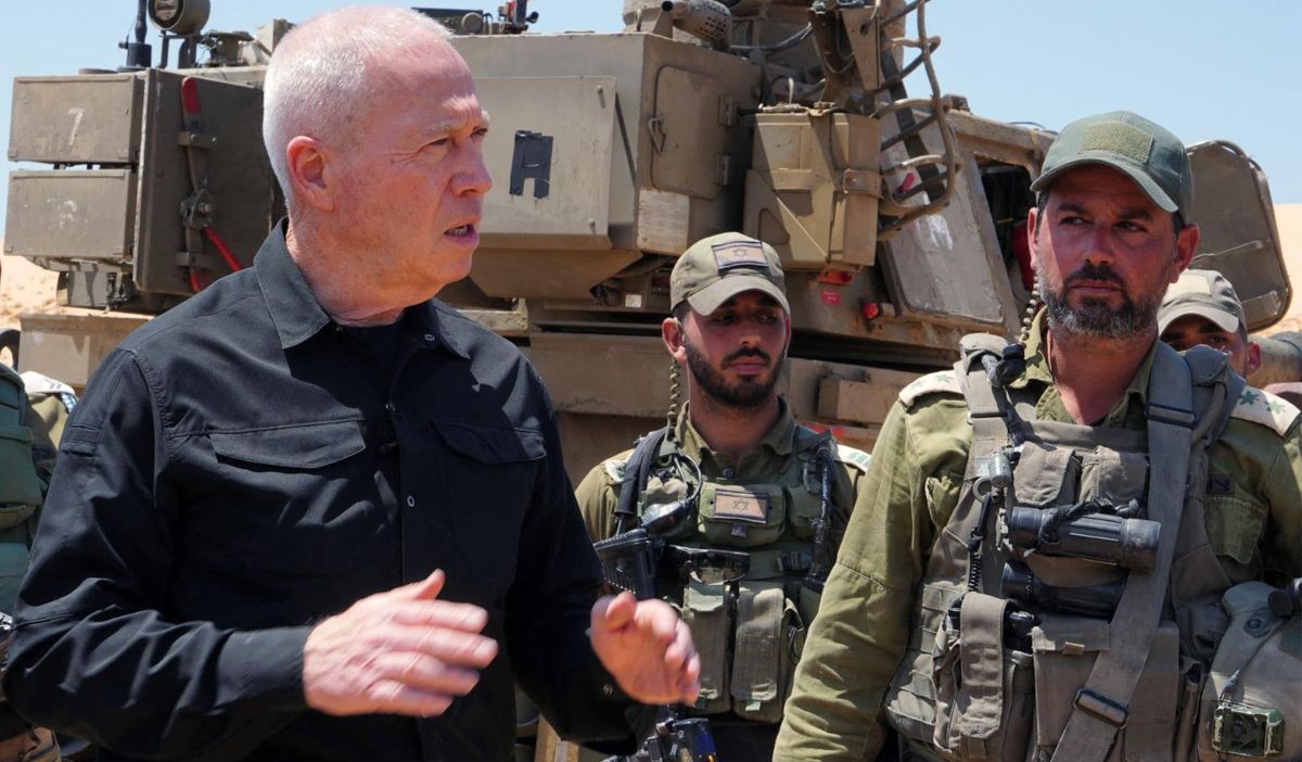 Yoav Gallant (kiri).