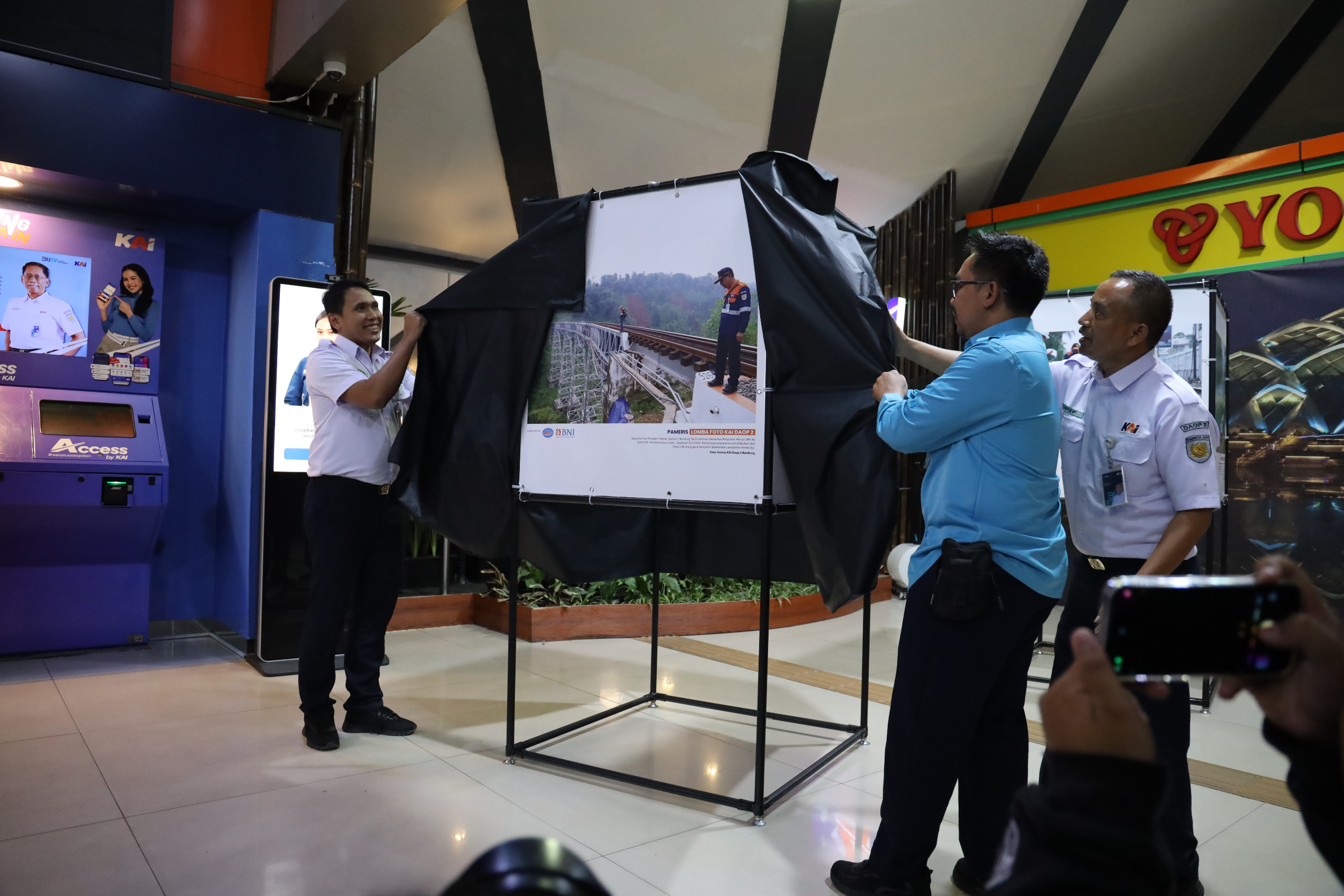 Pembukaan pameran foto Mudik Ceria Penuh Makna dengan KA Pangandaran dan KA Papandayan di Stasiun Bandung