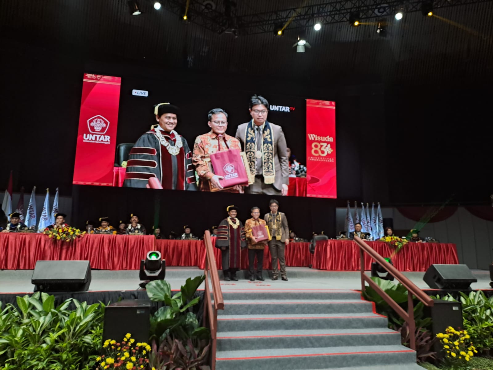 (ki-ka)Rektor Untar Prof Agustinus, Prof Toni Toharudin Kepala ll Dikti 3 DKI JKT, Ketua Yayasan Tarumanagara Prof Ariawan.