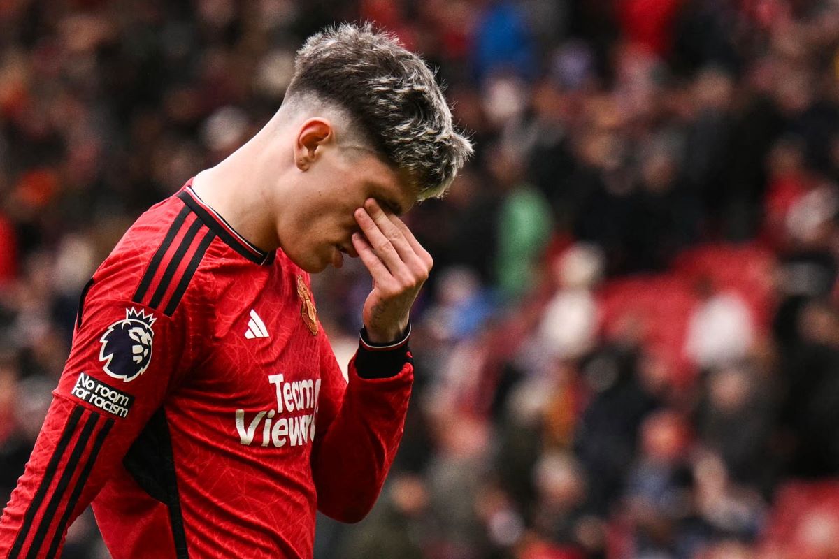 Ekspresi pemain Manchester United Garnacho saat timnya kalah.