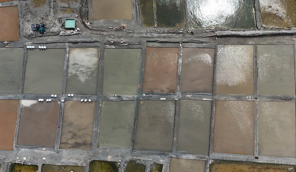 Foto udara kawasan lahan produksi garam yang sepi dari aktivitas petani di kawasan penggaraman Talise di Palu, Sulawesi Tengah.