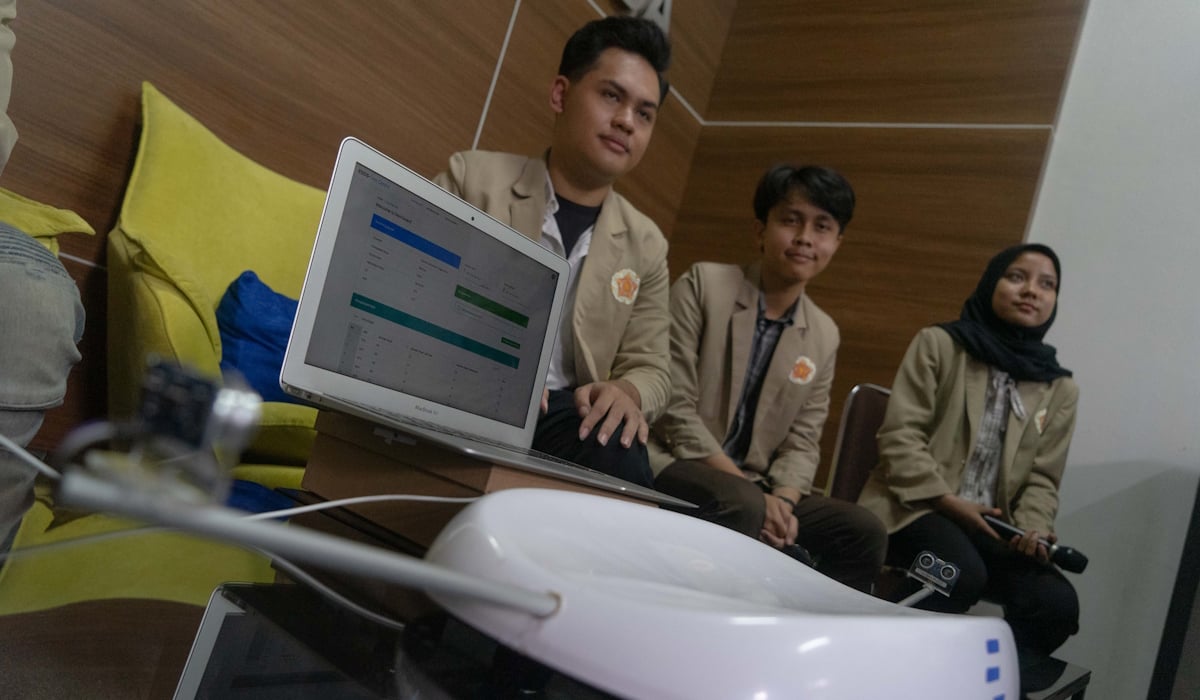 Ilustrasi: Mahasiswa UGM menunjukkan alat deteksi dini stunting berbasis kecerdasan buatan (AI) di Kampus UGM 