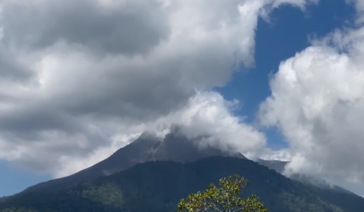 Gunung Lewotobi Laki-laki di NTT Meletus pada Selasa, 28 Mei 2024.