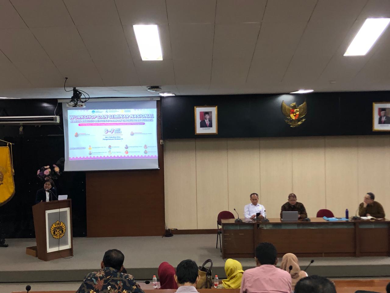 Ketua ATL Pudentia, memaparkan materi di Workshop dan Seminar Nasional 'Kajian Analisis Mengenai Dampak Lingkungan dan Budaya'
