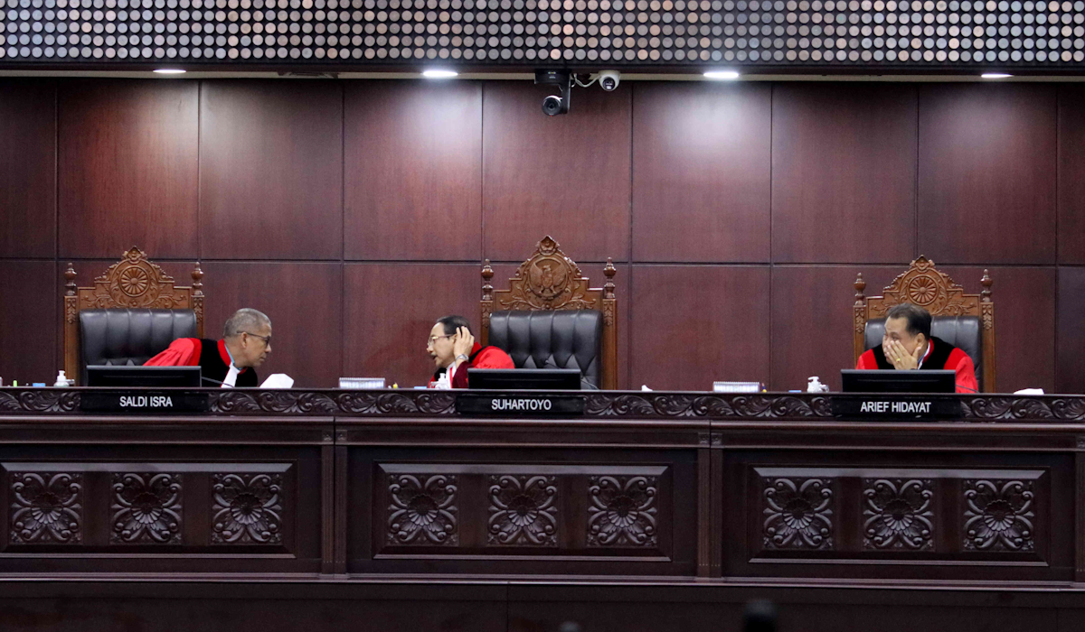 Ketua Mahkamah Konstitusi (MK) Suhartoyo (tengah) memimpin sidang pembacaan putusan uji materiil UU Pemilu di Jakarta, Rabu (31/1/2024) 
