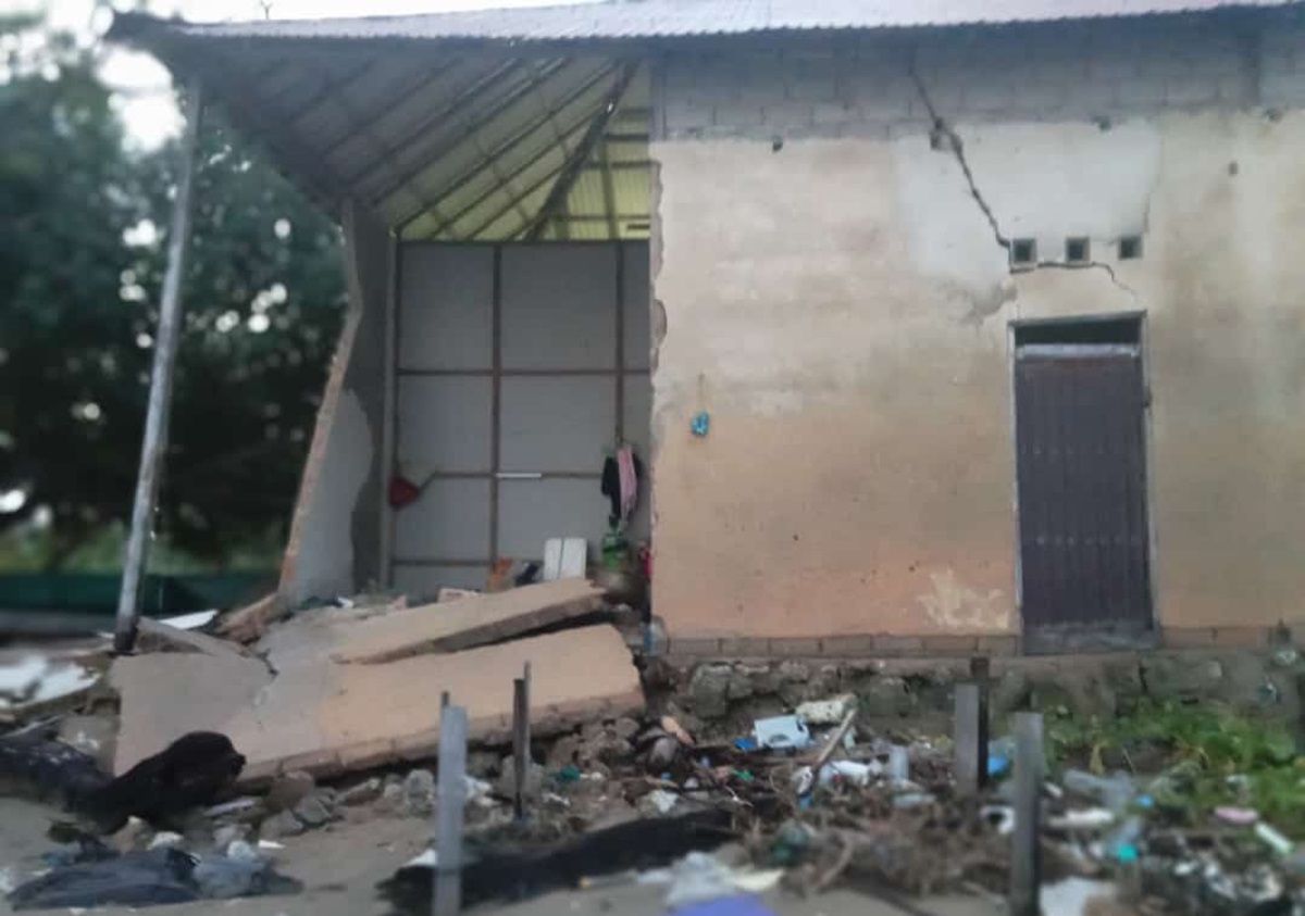 Salah satu rumah warga di Desa Sungai Bulan, Kotabaru mengalami kerusakan akibat rob.