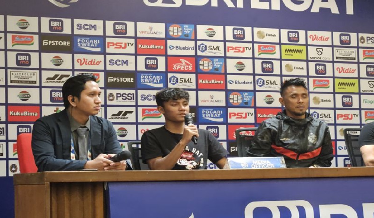 Dua pemain Persija yang berstatus ayah dan anak, Maman Abdurahman (kanan) dan Rafa Abdurahman (tengah).