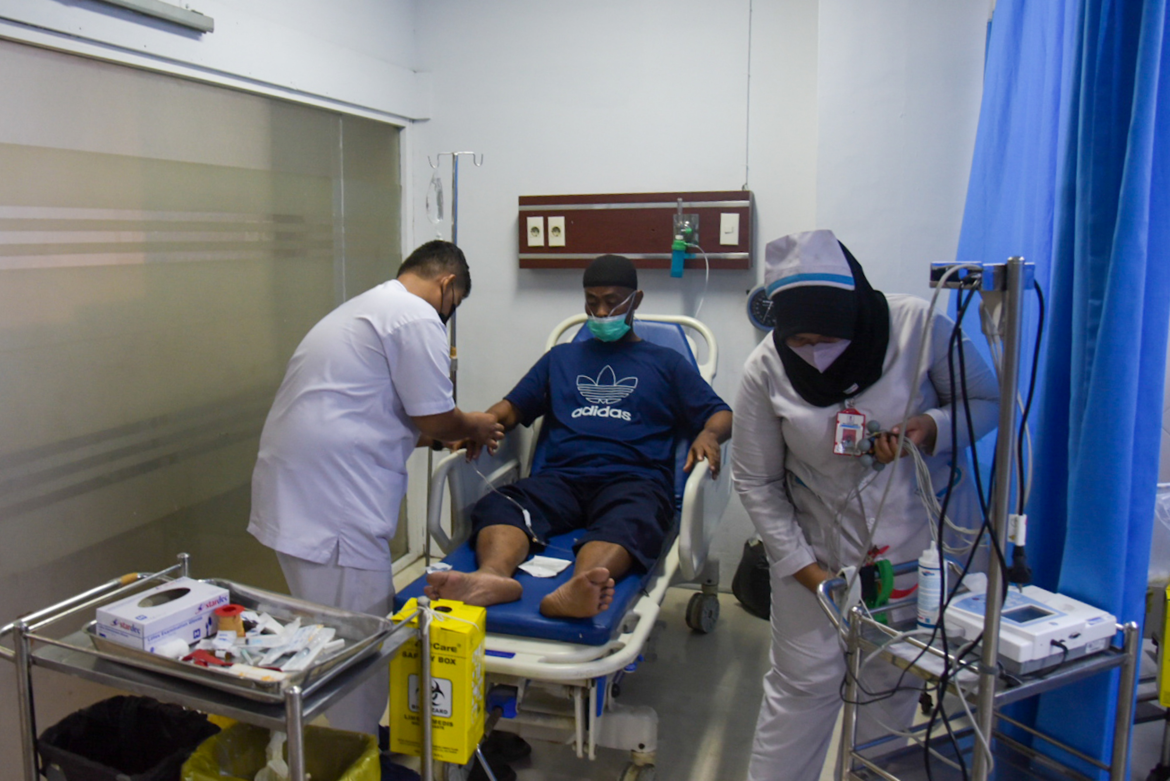 Seorang perawat memeriksa infus pasien yang sedang menjalani rawat inap di Rumah Sakit Umum Yarsi di Pontianak. 