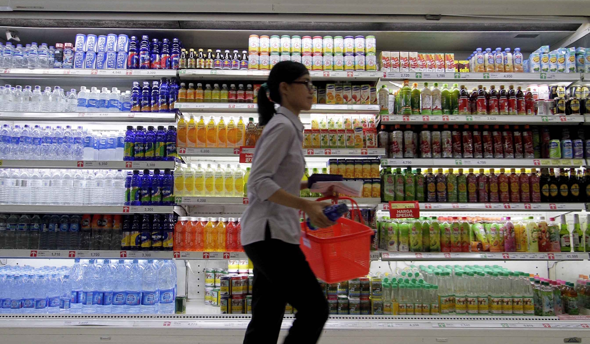 Pengunjung melintas di depan lemari minuman 