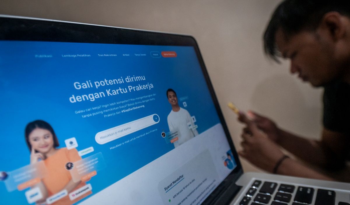 Seorang warga mengakses laman situs Prakerja di Rangkasbitung, Lebak, Banten, Rabu (12/101/2022).
