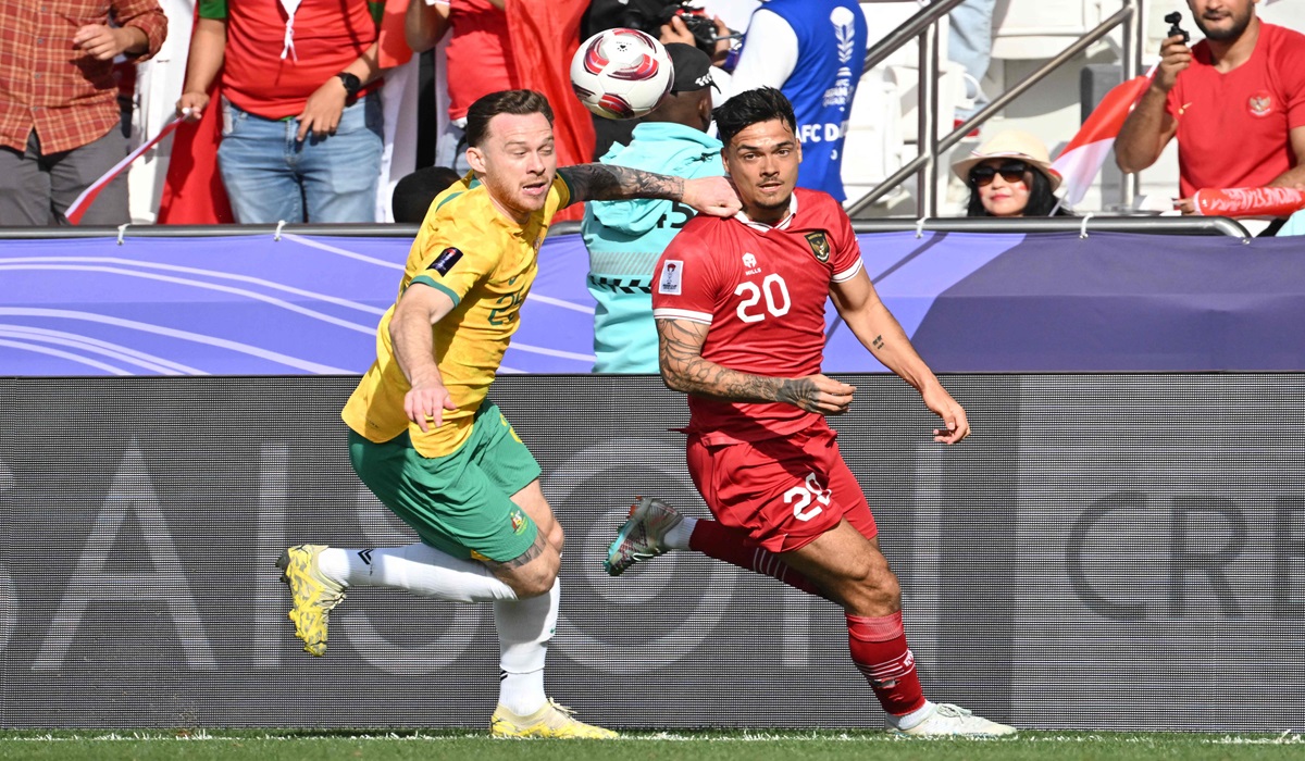 Bek timnas Indonesia Shayne Pattynama (kanan)