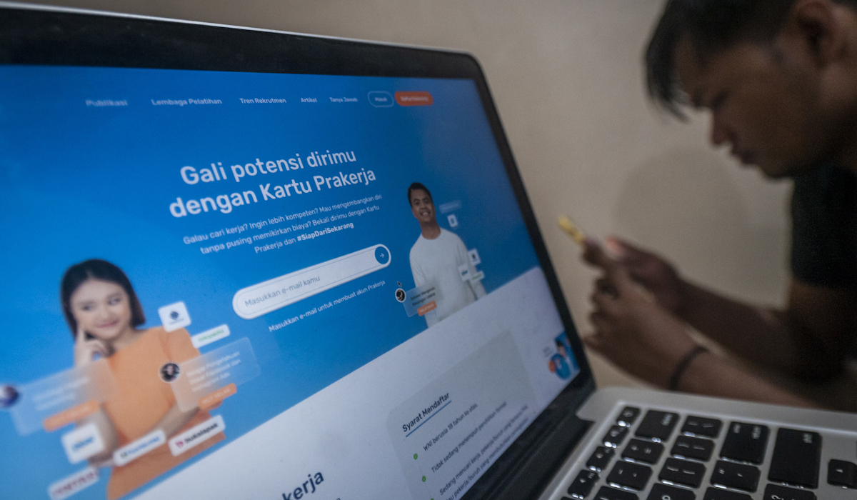 Seorang warga mengakses laman situs Prakerja 
