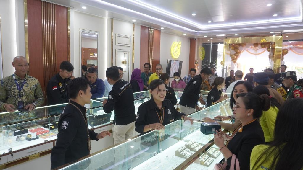 Galeri 24 juga menghadirkan motif-motif batik dalam bentuk emas yang sangat diminati masyarakat dan memiliki ciri khas tersendiri.