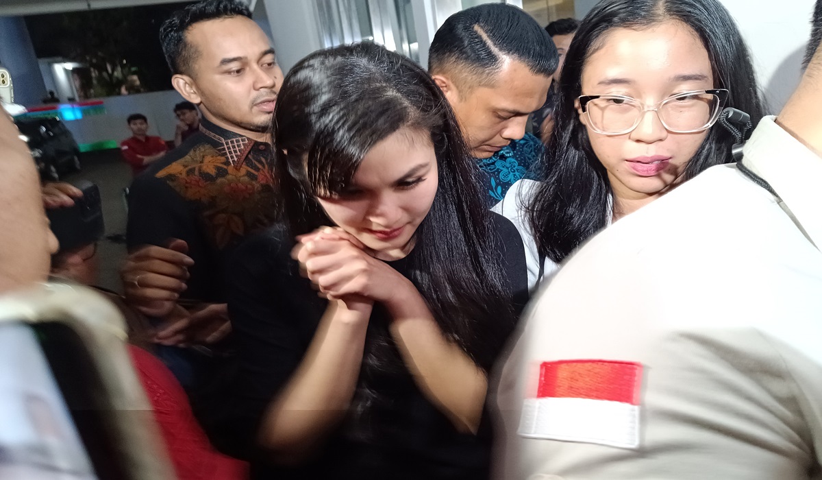 Artis Sandra Dewi berjalan keluar usai menjalani pemeriksaan di Gedung Kejaksaan Agung, Jakarta, Rabu (15/5/2024).