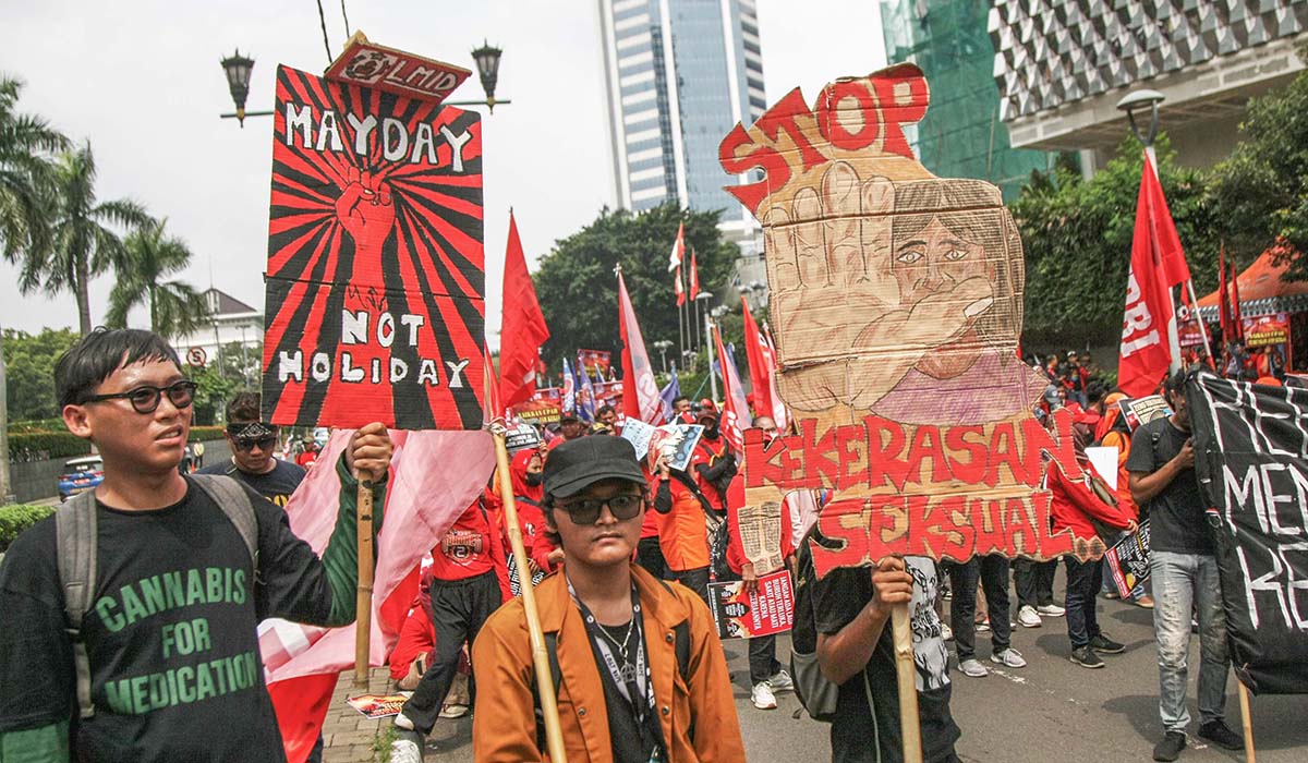 Massa buruh berdemonstrasi memperingati Hari Buruh Internasional di kawasan Bundaran HI, Jakarta, Rabu (01/05).