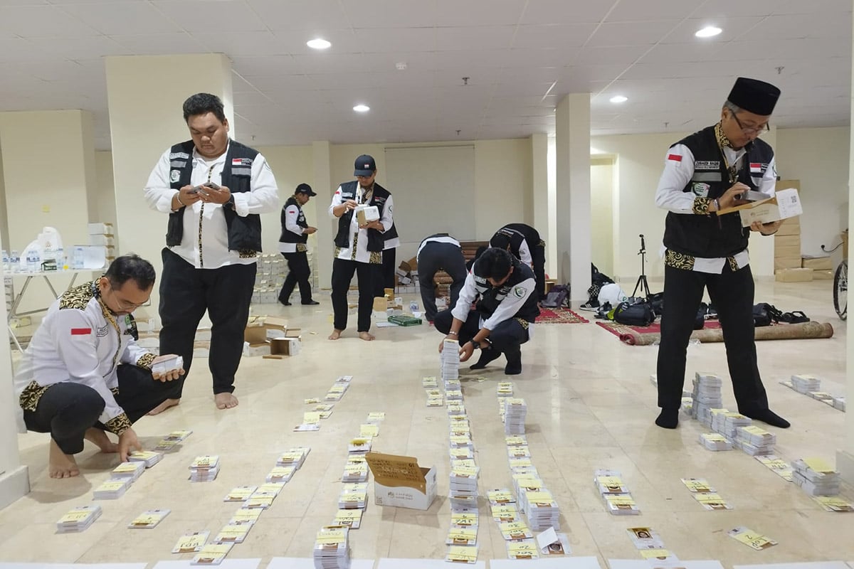 Petugas haji memilah kartu smart card sebelum dibagikan.