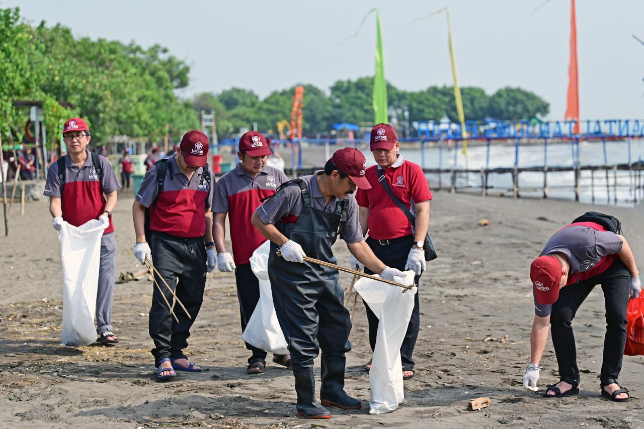 Selain penanaman mangrove, dilakukan pembersihan sampah di pantai.