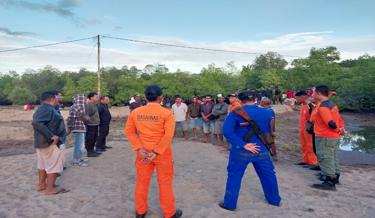 Tim SAR dan warga bersiap mencari seorang warga Ende yang diterkam buaya.