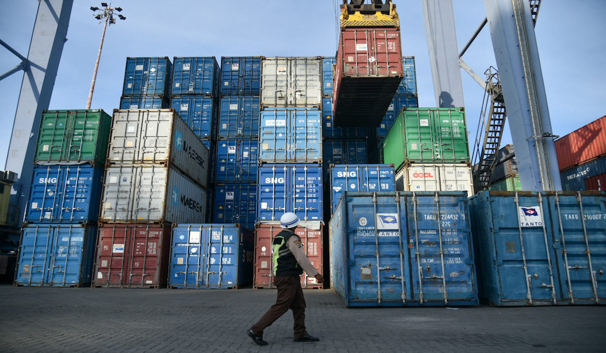 Ilustrasi neraca perdagangan, bongkar muat peti kemas