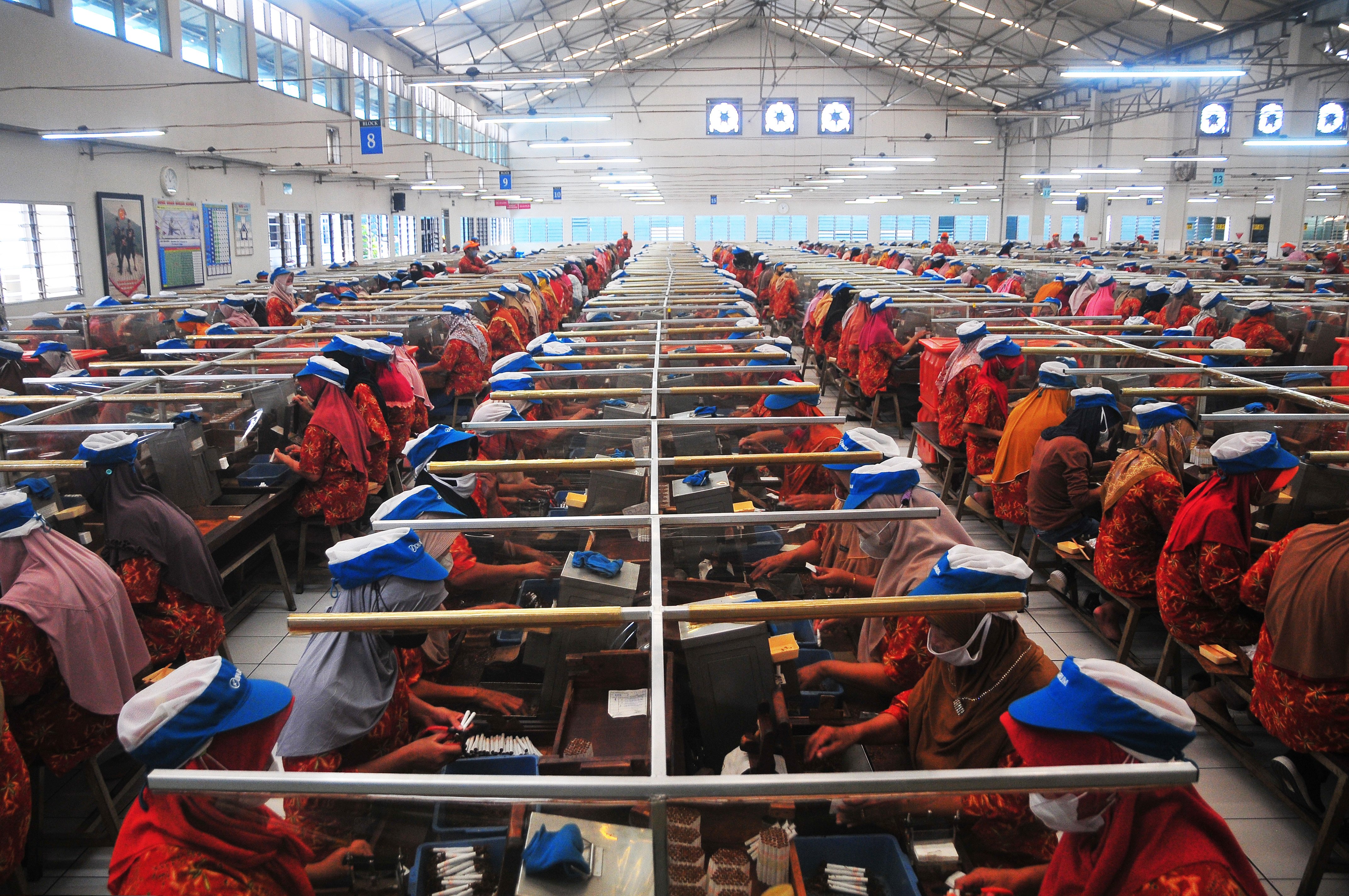 Sejumlah buruh rokok memproduksi Sigaret Kretek Tangan (SKT) di salah satu pabrik rokok di Kudus