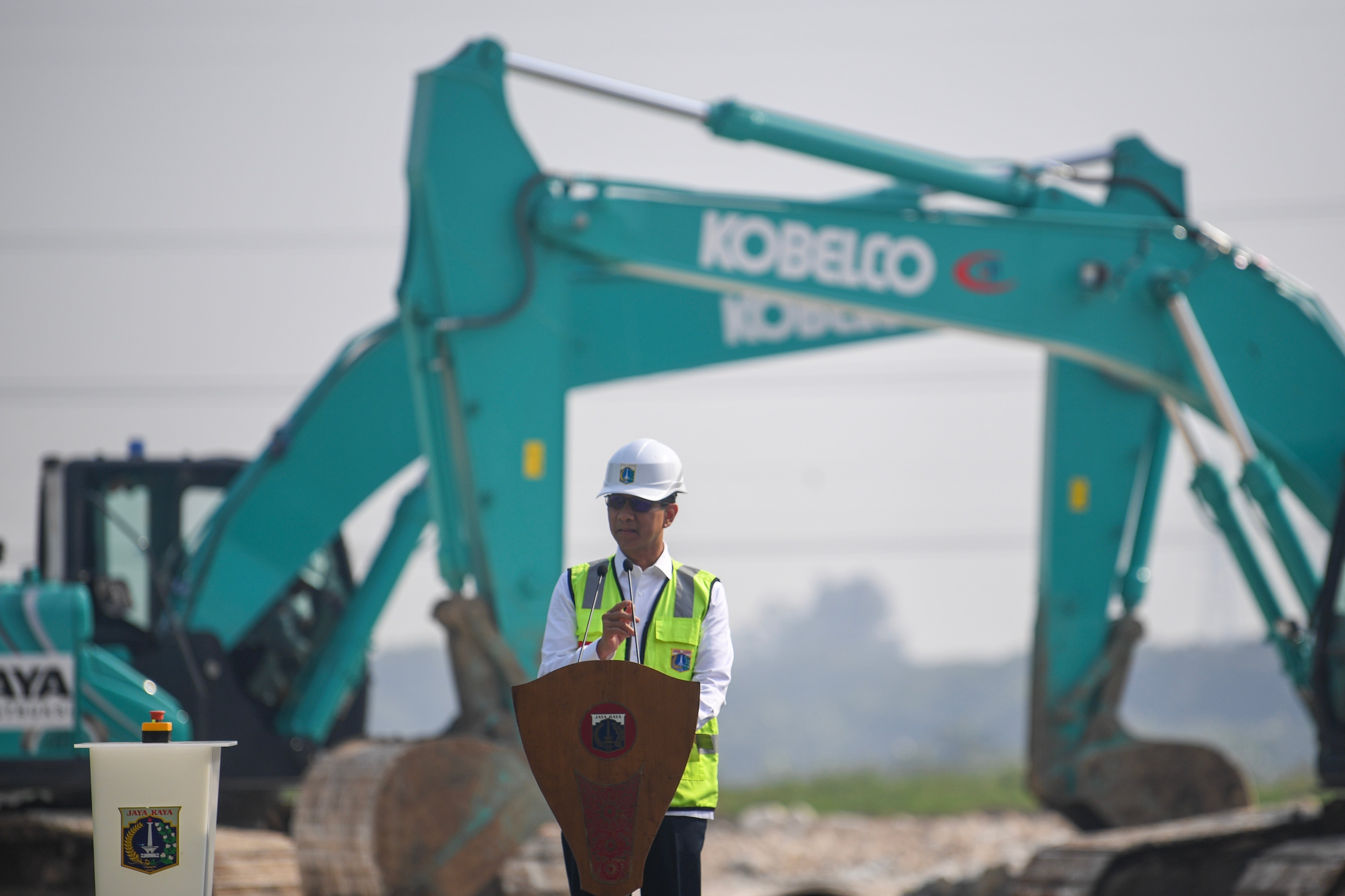 PJ Gubernur DKI Jakarta Heru Budi Hartono saat groundbreaking pembangunan fasilitas tempat pengolahan sampah di Rorotan, Jakarta Utara