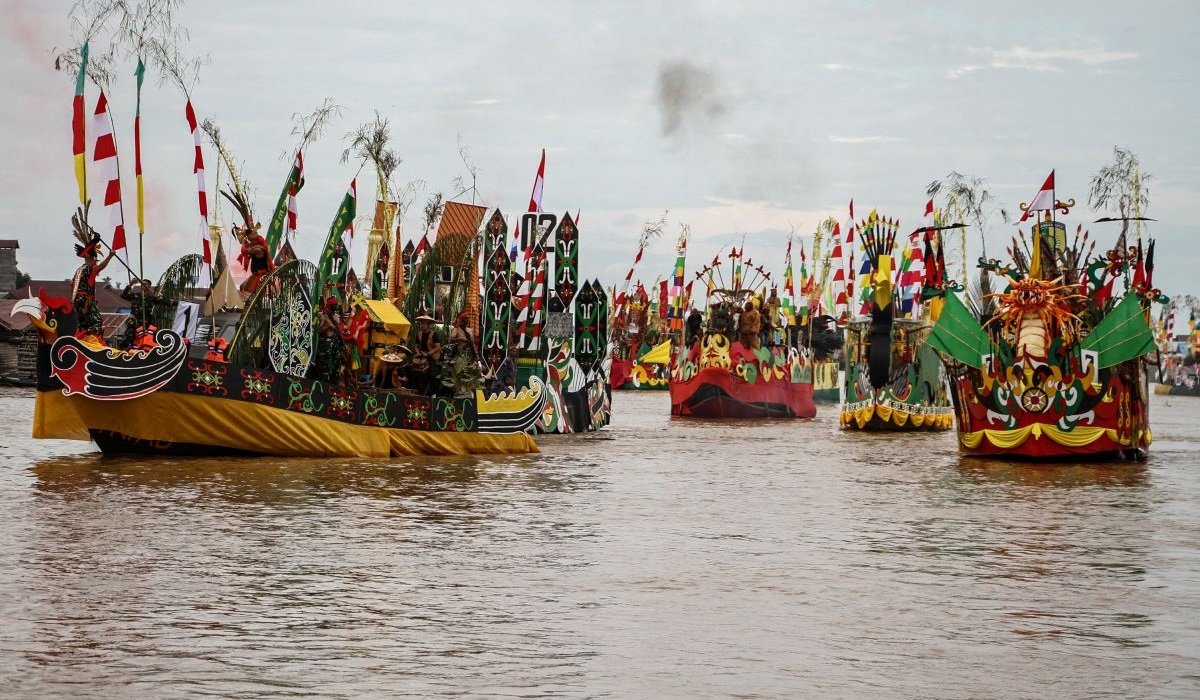 Peserta lomba perahu hias menyusuri Sungai Kahayan di Palangka Raya, Senin (20/5/2024).