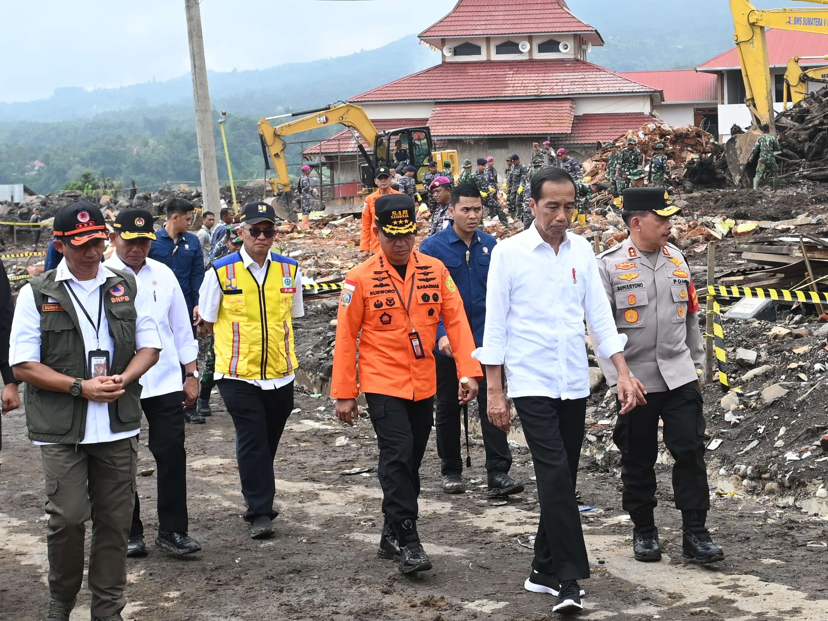 Presiden jokowi meninjau lokasi banjir bandang di Kabupaten Agam dan Kabupaten Tanah Datar Sumatra Barat