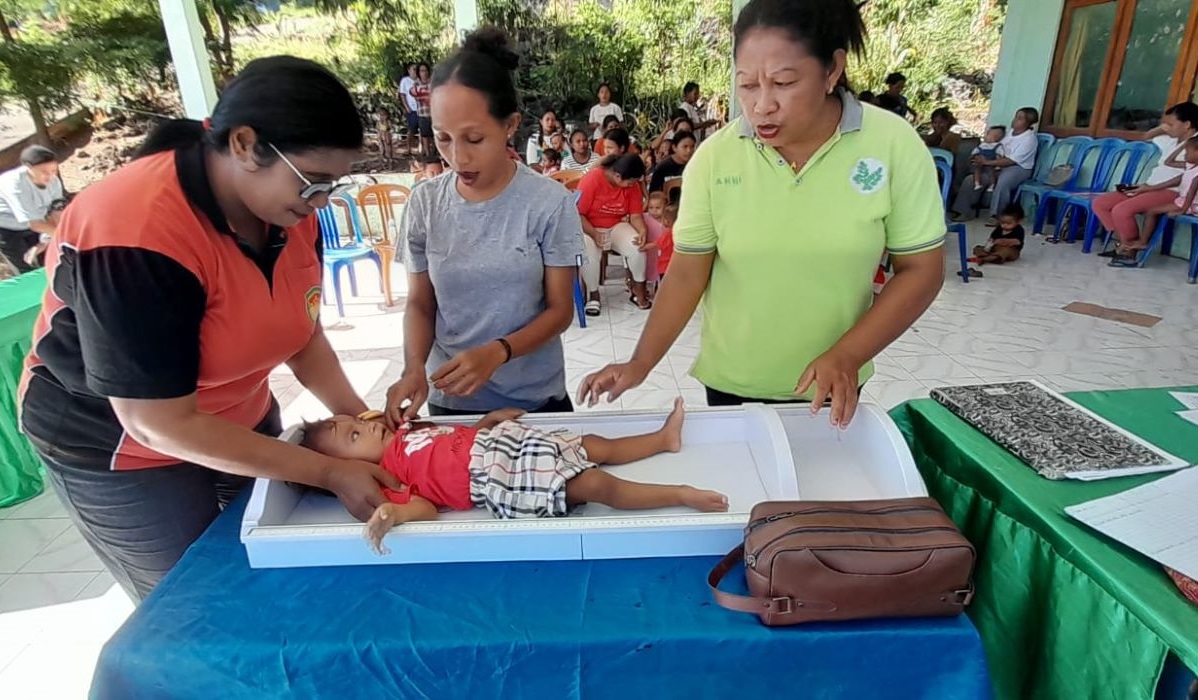 Dharma Wanita Persatuan Dinas Kearsipan dan Perpustakaan berkunjung bayi di Posyandu Lewoleba Barat.