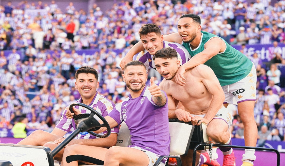 Para pemain Real Valladolid melakukan selebrasi usai memastikan diri meraih promosi ke La Liga.