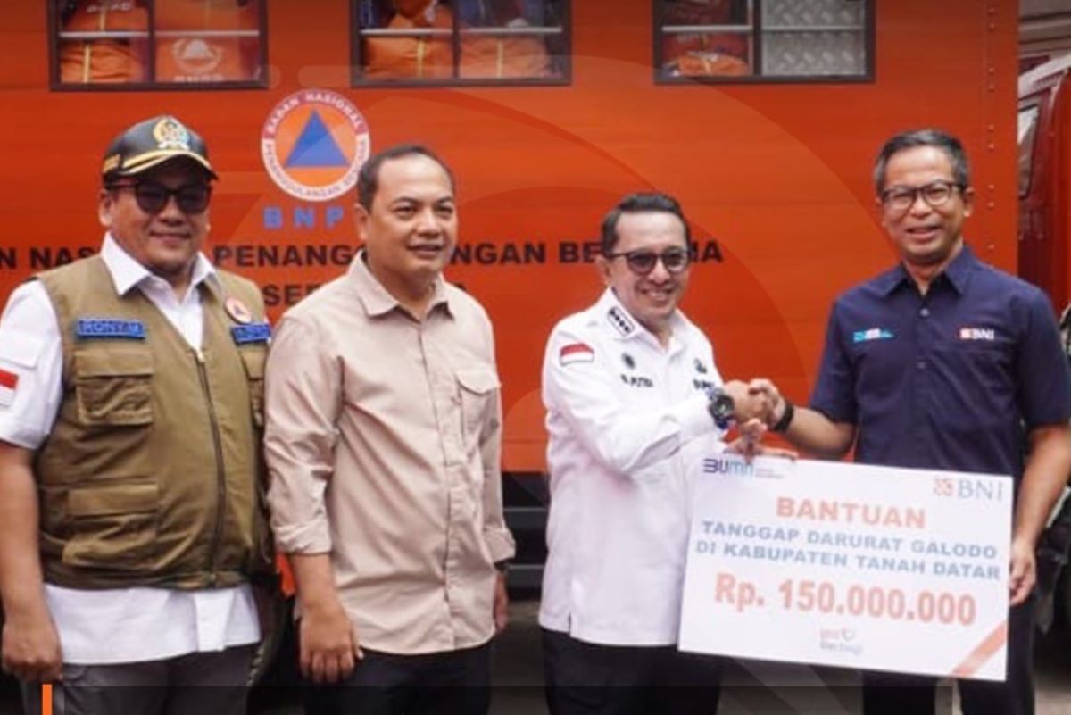 BNPB bersama BNI menyerahkan bantuan kepada korban bencana banjir lahar dingin di Sumatra Barat.