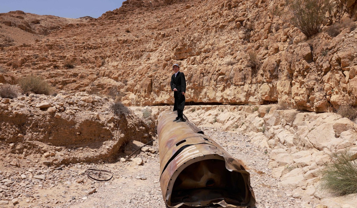 Ilustrasi: Yahudi ultra-Ortodoks berkumpul pada 30 April 2024 di sekitar sisa-sisa salah satu rudal balistik yang ditembakkan oleh Iran