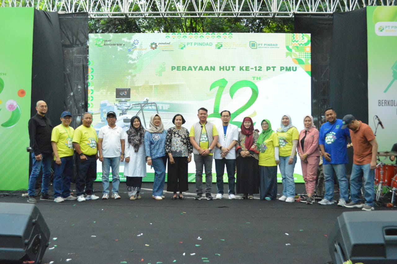 Direksi dan karyawan PT Pindad Media Utama pada peringatan HUT ke-12 